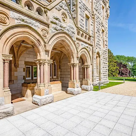 The Kathleen Stone Cross Mansion Apartment *